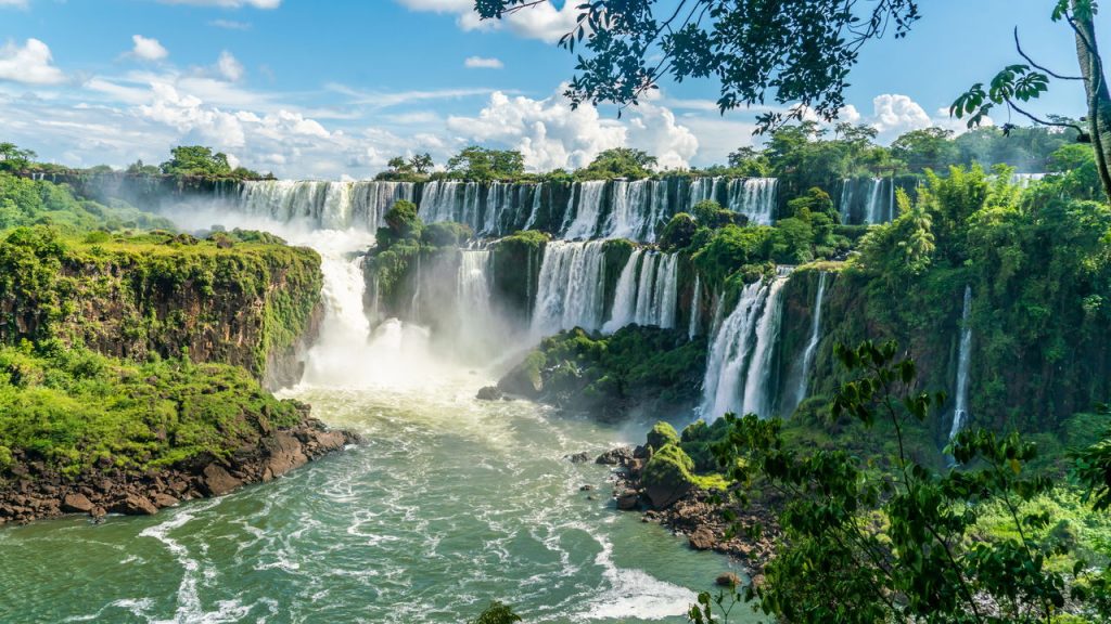 Cidade paranaense fascina com cataratas grandiosas e cultura de três países