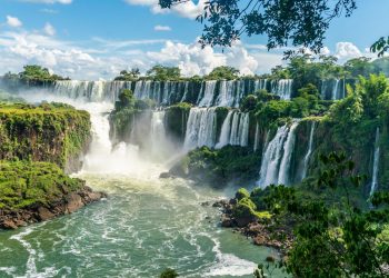Cidade paranaense fascina com cataratas grandiosas e cultura de três países