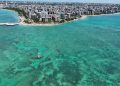 Essa cidade do Nordeste está encantando viajantes com mar azul e clima perfeito o ano inteiro