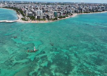 Essa cidade do Nordeste está encantando viajantes com mar azul e clima perfeito o ano inteiro