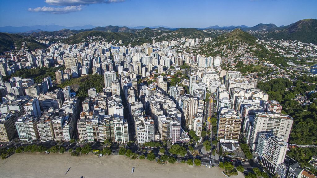 A cidade do outro lado da baía com qualidade de vida superior à do Rio de Janeiro e praias oceânicas que a capital inveja