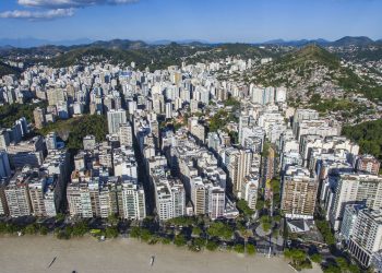 A cidade do outro lado da baía com qualidade de vida superior à do Rio de Janeiro e praias oceânicas que a capital inveja