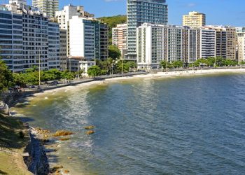 A cidade do outro lado da baía com qualidade de vida superior à do Rio de Janeiro e praias oceânicas que a capital inveja