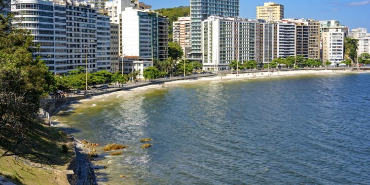 A cidade do outro lado da baía com qualidade de vida superior à do Rio de Janeiro e praias oceânicas que a capital inveja