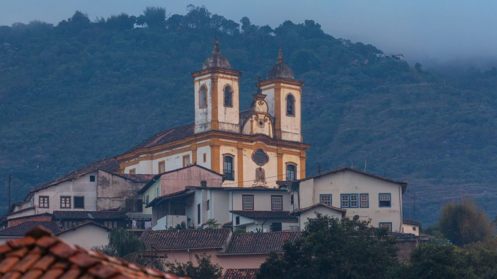 Essa cidade no interior mineiro é um museu aberto em meio às montanhas