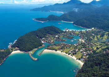 Cidade no litoral do Rio encanta com história preservada e praias paradisíacas