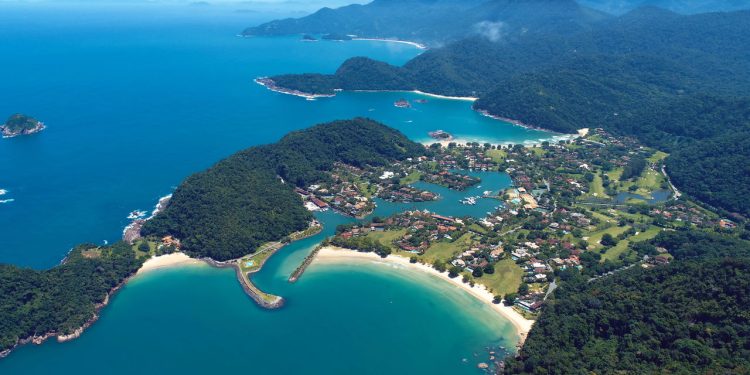 Cidade no litoral do Rio encanta com história preservada e praias paradisíacas