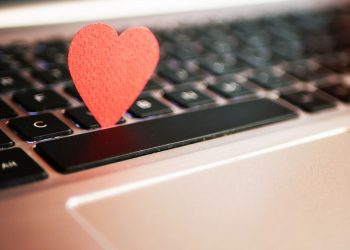 Casais que se conheceram pela internet são menos felizes, segundo estudo