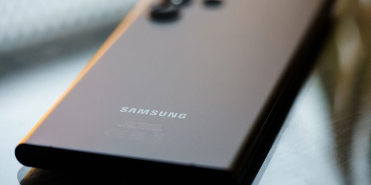 Smartphone com câmera de outro nível por menos de R$ 2.000 em 2025
