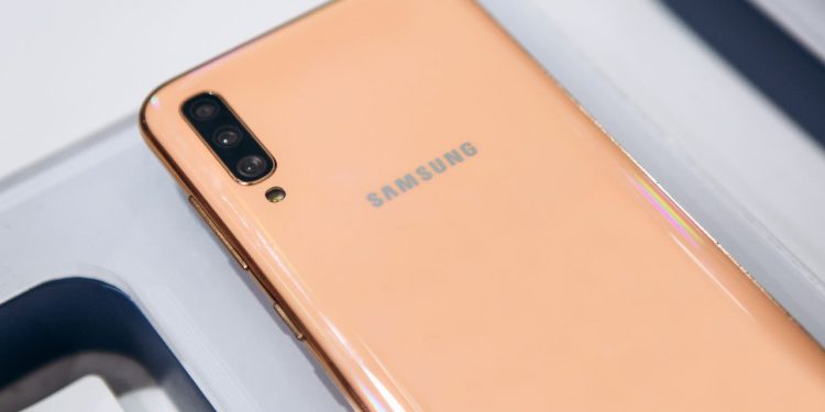 Seu celular da Samsung está travando? Saiba como resolver