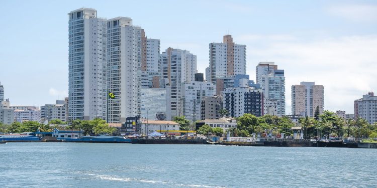 Essa cidade no litoral de São Paulo une praias famosas, patrimônio histórico, qualidade de vida e um estilo de vida acolhedor
