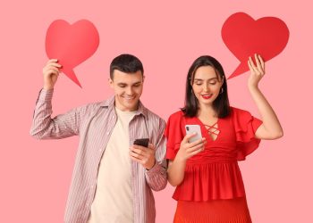 Casais que se conheceram pela internet são menos felizes, segundo estudo