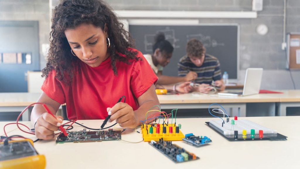 Curso de robótica gratuito abre vagas para jovens em Goiás