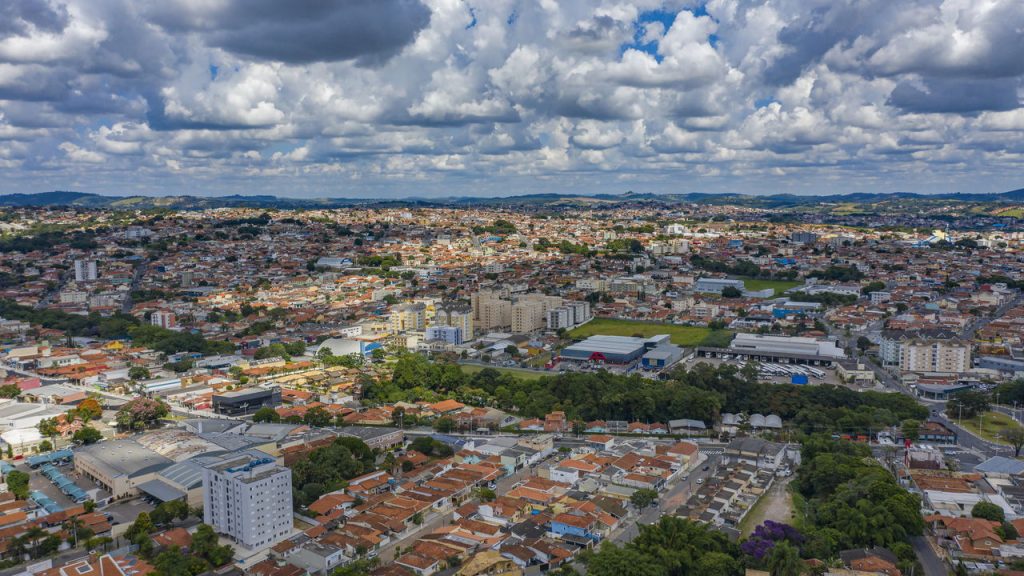 A 65 km de São Paulo e eleita a 6ª mais segura do Brasil: a Capital Nacional do Morango que virou o refúgio verde dos paulistanos