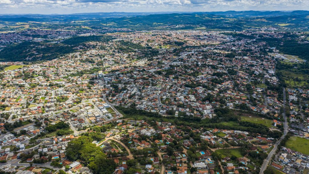 A 65 km de São Paulo e eleita a 6ª mais segura do Brasil: a Capital Nacional do Morango que virou o refúgio verde dos paulistanos