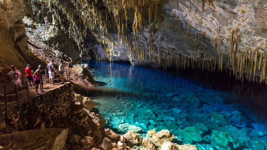 Esse destino do Brasil encanta com rios cristalinos que parecem pintados à mão, grutas impressionantes e turismo de natureza
