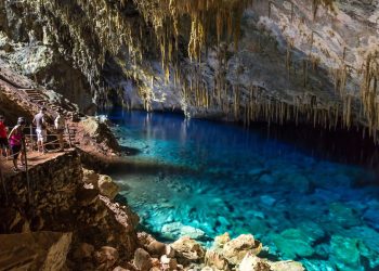 Esse destino do Brasil encanta com rios cristalinos que parecem pintados à mão, grutas impressionantes e turismo de natureza
