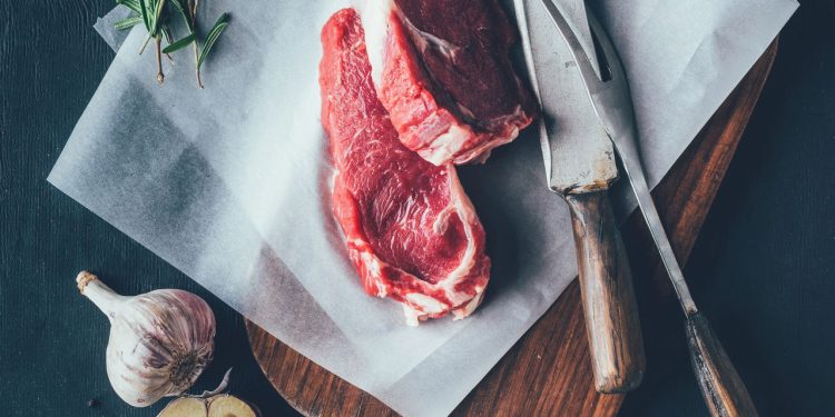 O método mais inteligente e barato para amaciar carne em casa