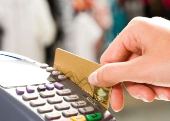 Vale mais pagar à vista ou parcelar? Veja como decidir