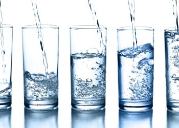 Por que tantas culturas preferem beber água em temperatura ambiente?