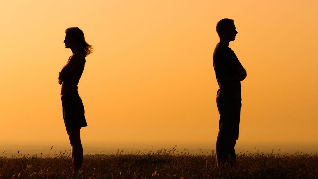 5 sinais silenciosos de distanciamento emocional no relacionamento