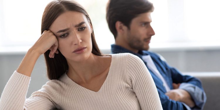 O que pequenos comentários “inocentes” revelam sobre o início do desrespeito em um relacionamento