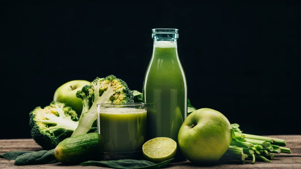 O melhor suco detox para intestino preso e barriga inchada
