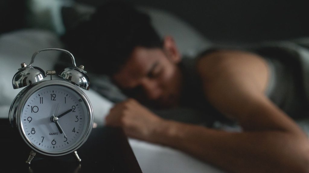 Por que você não deve abrir a janela do quarto à noite
