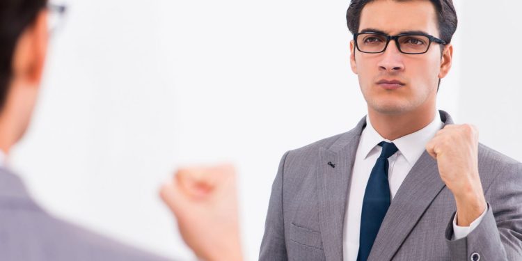 Falar sozinho pode indicar algo mais profundo do que você imagina