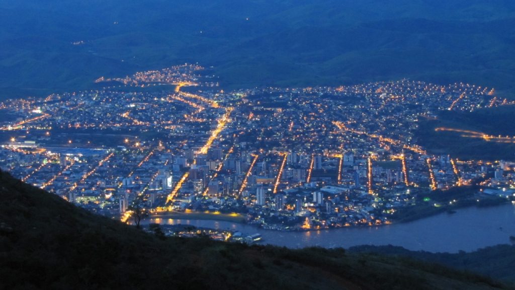 Cidade no interior de Minas Gerais impressiona com boa economia e belezas naturais
