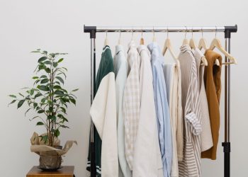 O guia prático para montar um guarda-roupa cápsula elegante e sem excessos