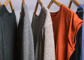 O guia prático para montar um guarda-roupa cápsula elegante e sem excessos