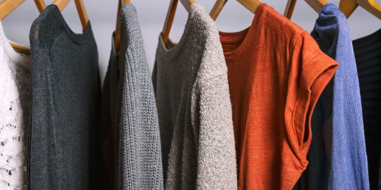 O guia prático para montar um guarda-roupa cápsula elegante e sem excessos