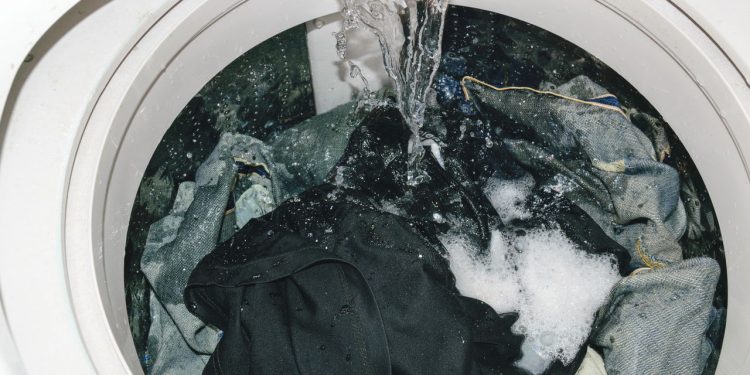 O risco invisível nas roupas limpas que pode afetar sua saúde