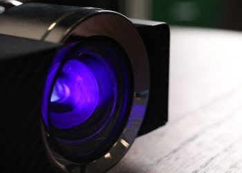 Os modelos de mini projetores ideais para ter um cinema em casa ou na viagem
