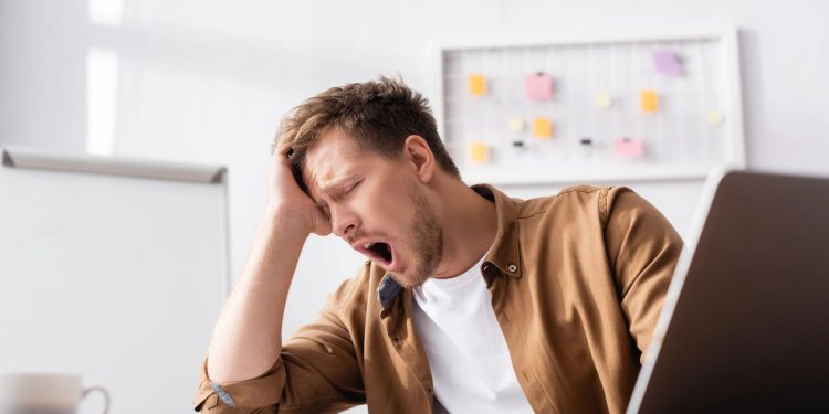 O maior erro que te faz acordar cansado mesmo dormindo bem