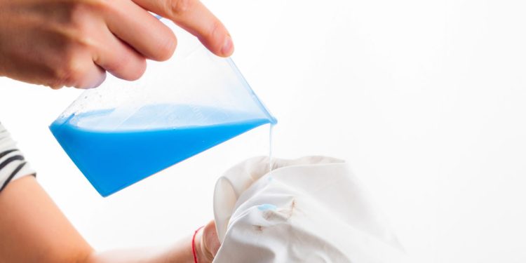 Aprenda como criar essa mistura milagrosa que promete remover todas as manchas das suas roupas / Créditos: depositphotos.com / artursfoto1