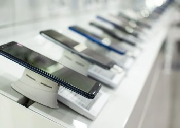 Smartphone de até 900 reais com desempenho rápido, boa câmera e bateria duradoura, ideal para quem busca custo-benefício.