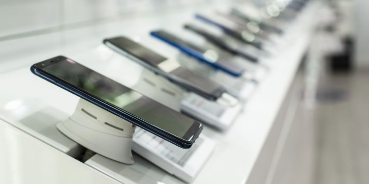 Smartphone de até 900 reais com desempenho rápido, boa câmera e bateria duradoura, ideal para quem busca custo-benefício.