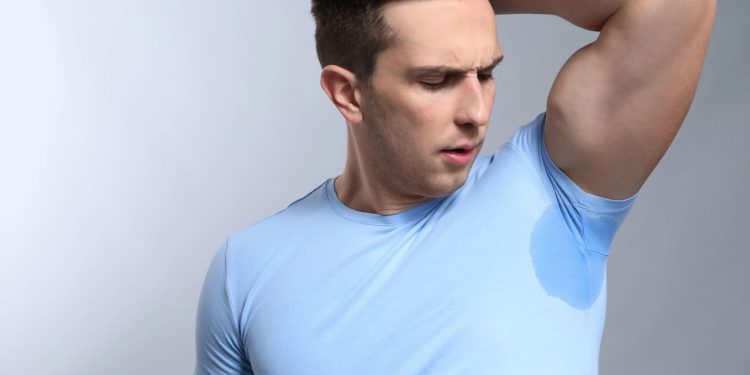 Saiba como eliminar aquele cheiro indesejado de suor nas roupas / Créditos: depositphotos.com / serezniy
