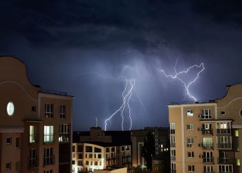 Seu aparelho está em risco agora! Veja o que fazer em tempestades elétricas