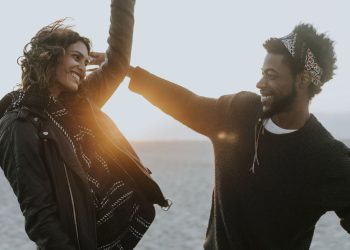 Oito sinais de que seu parceiro te ama de verdade, segundo a psicologia