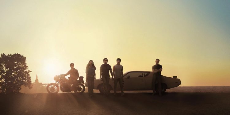 Cena da série Motorheads: Velozes e Apaixonados (2025) – Fonte: Amazon Prime Video (streaming global) / Amazon MGM Studios; Jax Media; Rambo Says Happy Birthday Inc.