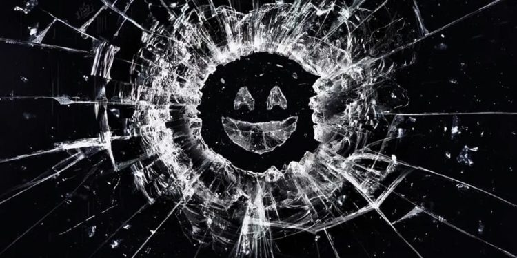 Cena da série Black Mirror (2011 – presente) – Fonte: Channel 4 (Reino Unido, temporadas 1–2 e especial White Christmas); Netflix (global, a partir da 3ª temporada) / Zeppotron; Endemol Shine Group; Broke & Bones (a partir da 5ª temporada)