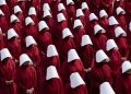 A série que transformou um uniforme vermelho em símbolo mundial de resistência e redefiniu o drama no streaming