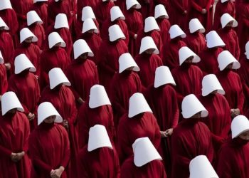 A série que transformou um uniforme vermelho em símbolo mundial de resistência e redefiniu o drama no streaming