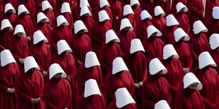 A série que transformou um uniforme vermelho em símbolo mundial de resistência e redefiniu o drama no streaming