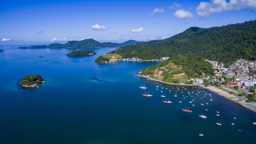 Essa cidade do Rio de Janeiro encanta com ilhas paradisíacas, praias cristalinas e qualidade de vida junto ao mar