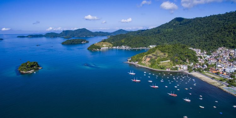 Essa cidade do Rio de Janeiro encanta com ilhas paradisíacas, praias cristalinas e qualidade de vida junto ao mar