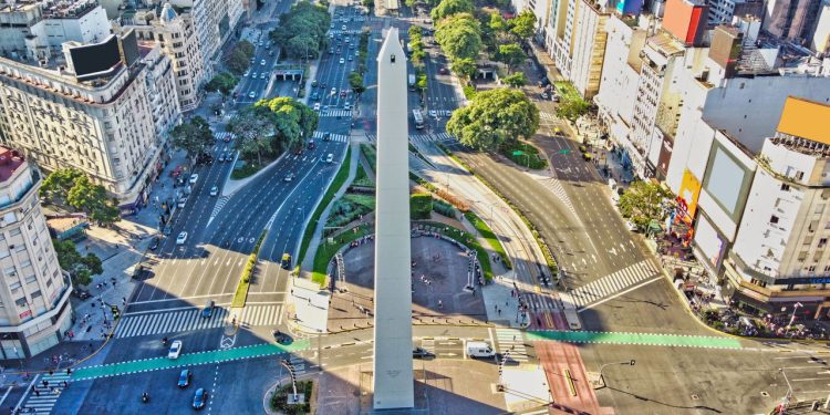 Essa cidade conquistou os brasileiros com passeios baratos, charme europeu, qualidade de vida e muita história